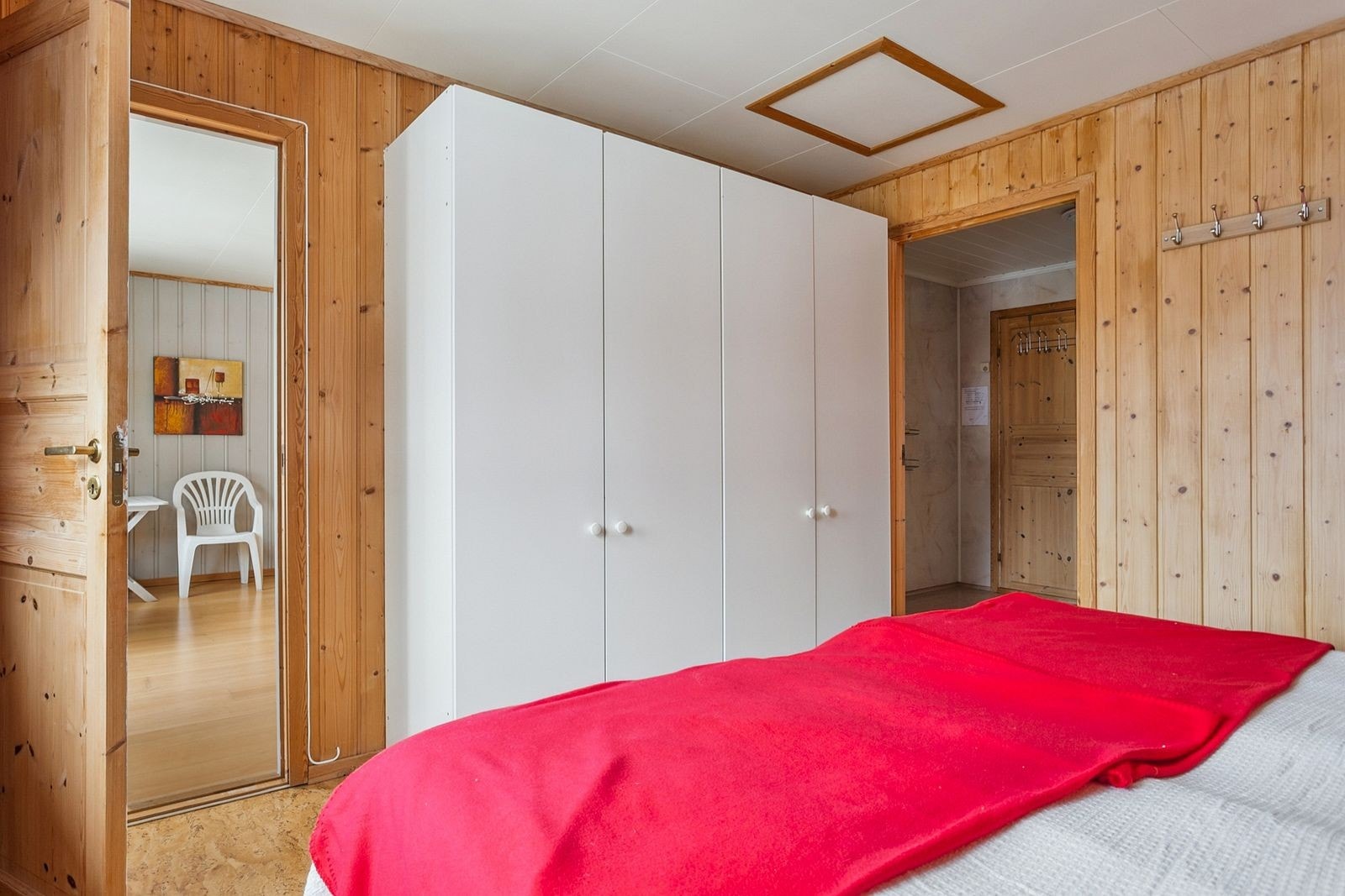 Hovedsoverommet er romslig med stor garderobe og direkte adkomst til badet. Galleribilde