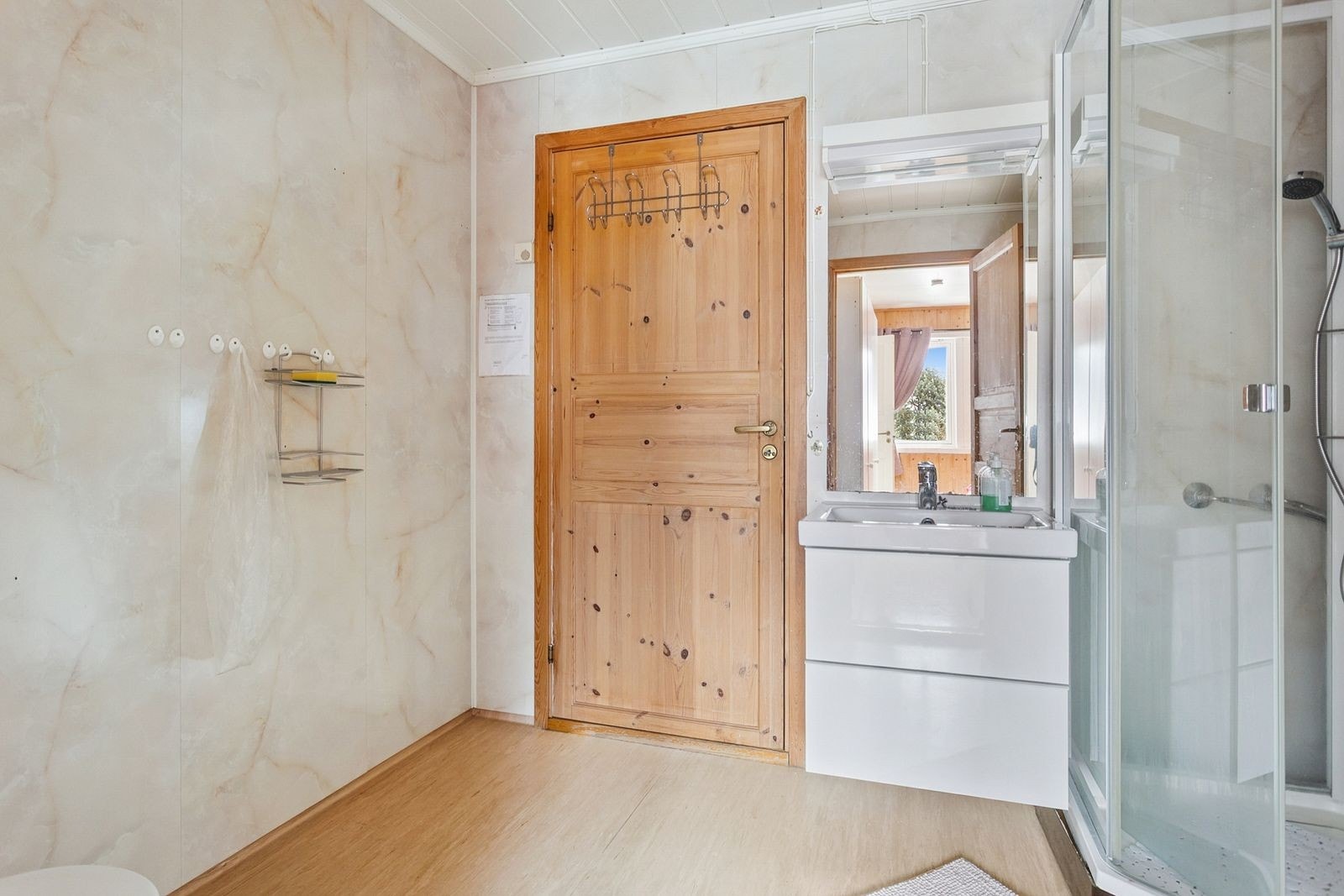 Badet er lyst og har det man behøver, også vaskemaskin og gulvvarme. Galleribilde