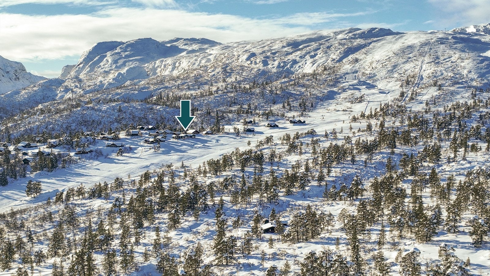 Det er ski inn/ski ut rett ut til en flott slalåmbakke med hele 2500 meter nedfarter i naturlig og variert terreng. Skitrekket Vesle Bjønn tar dere opp den nederste delen av bakken, mens Store Bjønn bringer dere videre opp fjellsiden. Galleribilde