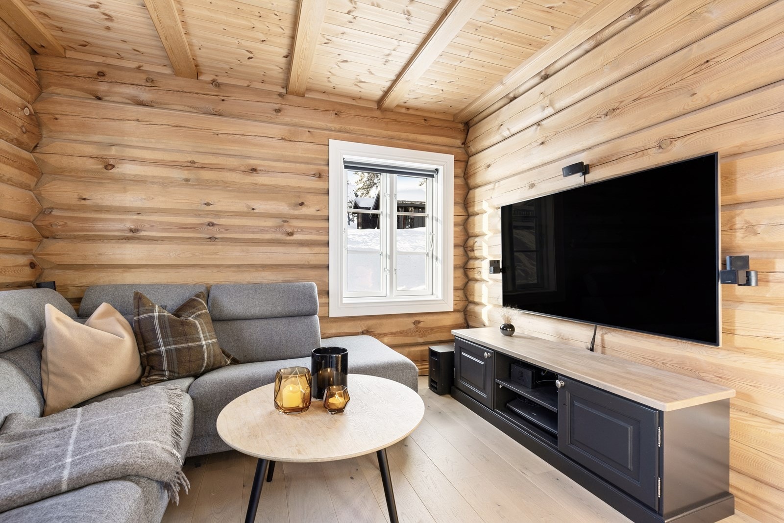 Fra stuen er det adkomst til tv-stue med plass til sofa og tv-seksjon, perfekt for barna. Tv-stuen kan enkelt gjøres om til et fjerde soverom. Galleribilde