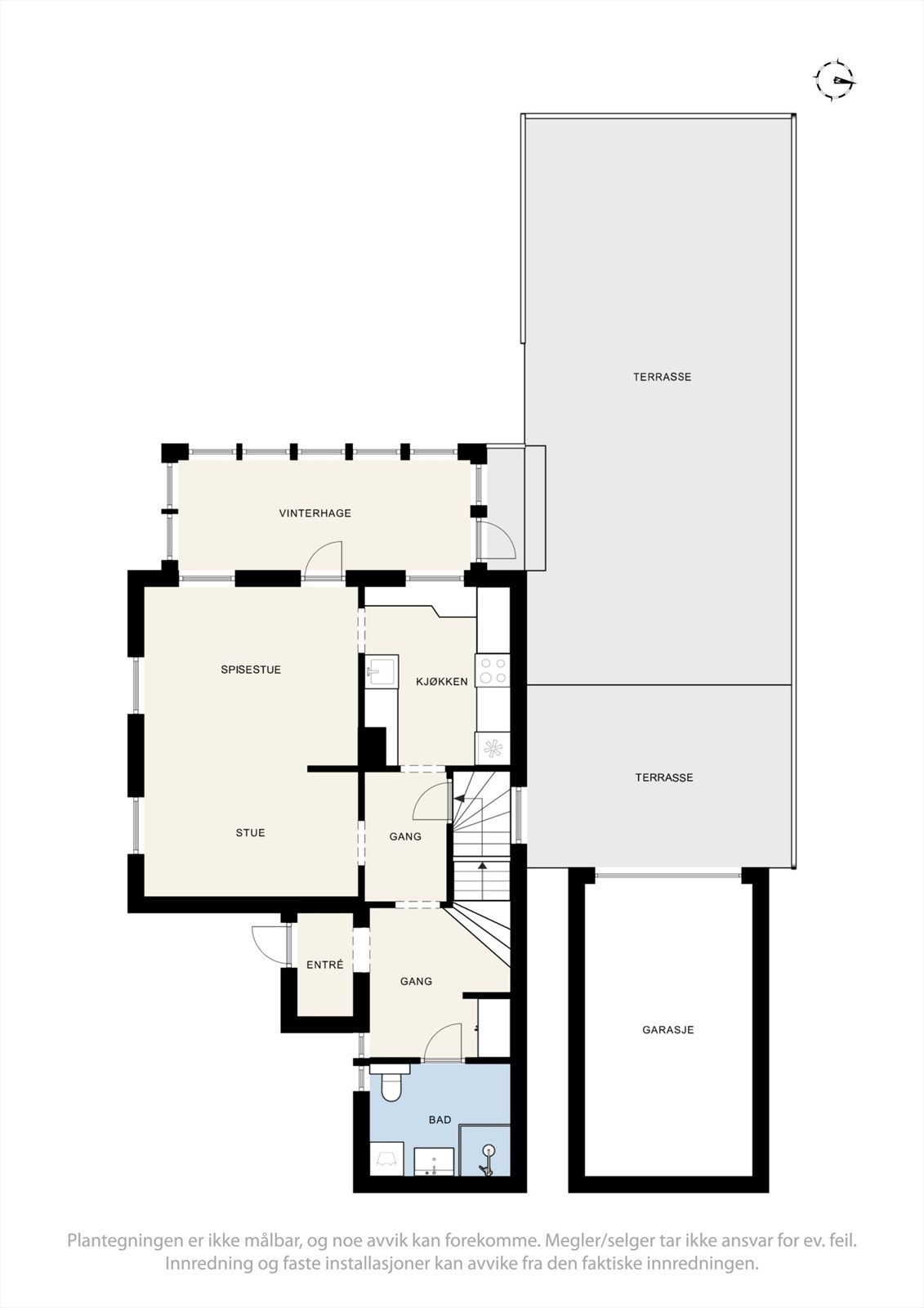 Første etasje har en god planløsning med sosiale soner, bad og direkte utgang til uteplassen. Galleribilde