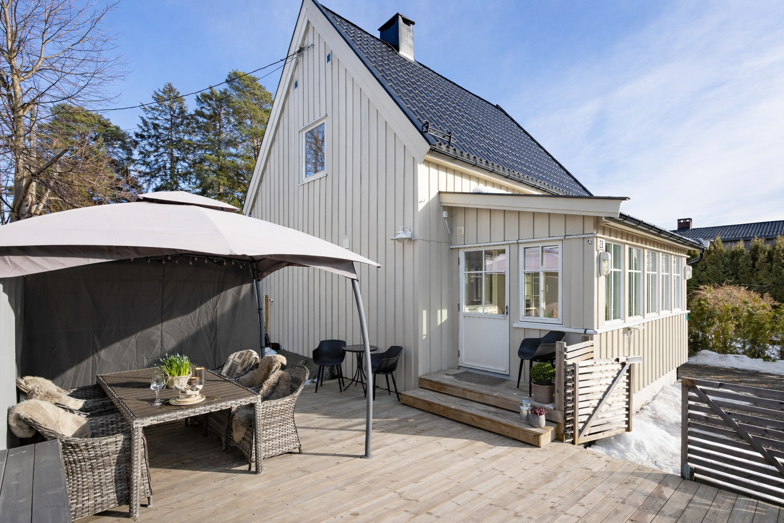 Sjarmerende enebolig fordelt på tre plan, opprinnelig oppført i 1923, som har gjennomgått en omfattende oppgradering i perioden 2019-2020.
Grønske på terrassebord er redigert bort med AI. Galleribilde