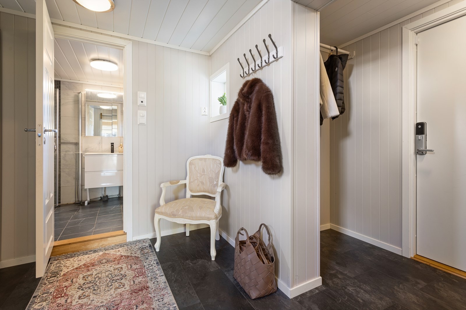 Her ønskes du velkommen inn i en entré med plass til å henge fra seg ytterklær. Galleribilde
