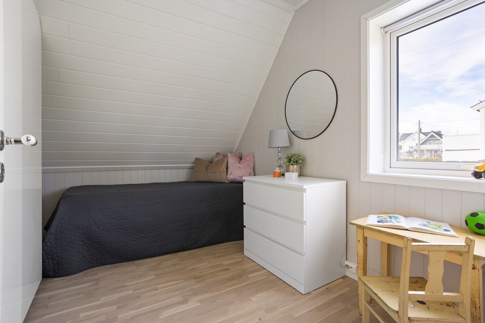 Her er det også parkett på gulvet og panelkledde vegger. Galleribilde