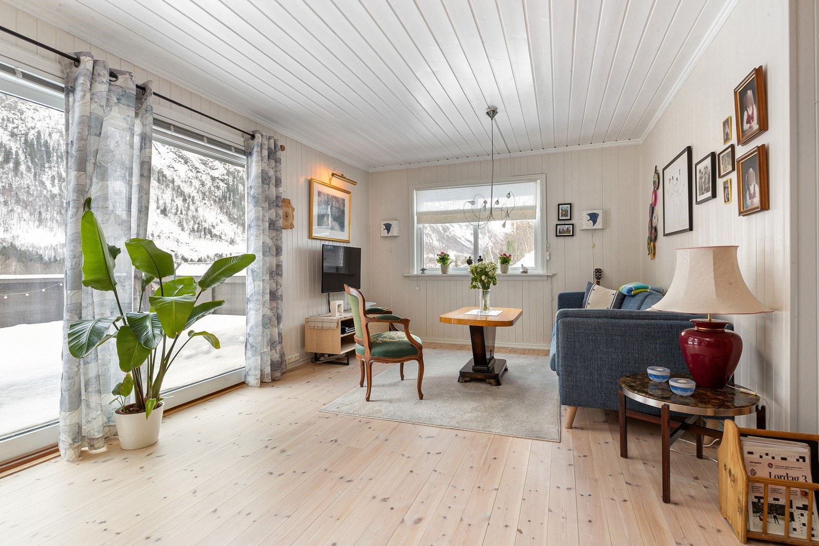 Godt med vinduer slipper inn rikelig med naturlig lys Galleribilde