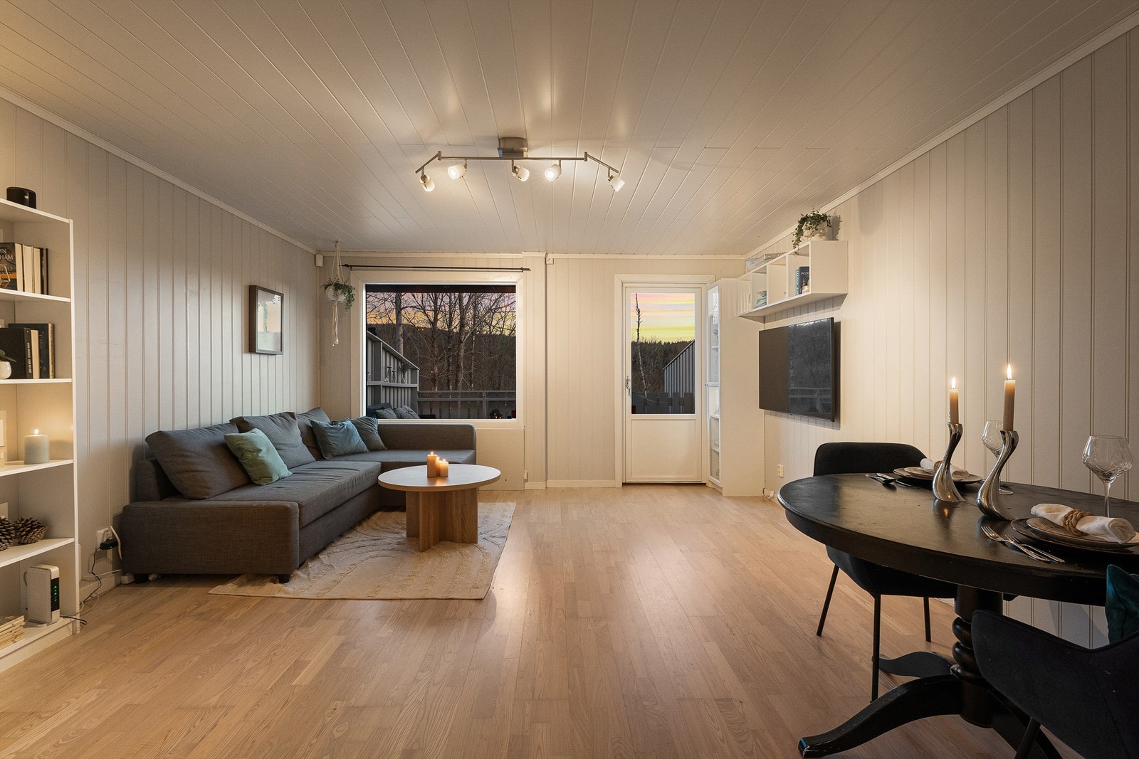 Fra stuen er det direkte utgang til en stor, privat terrasse. Galleribilde