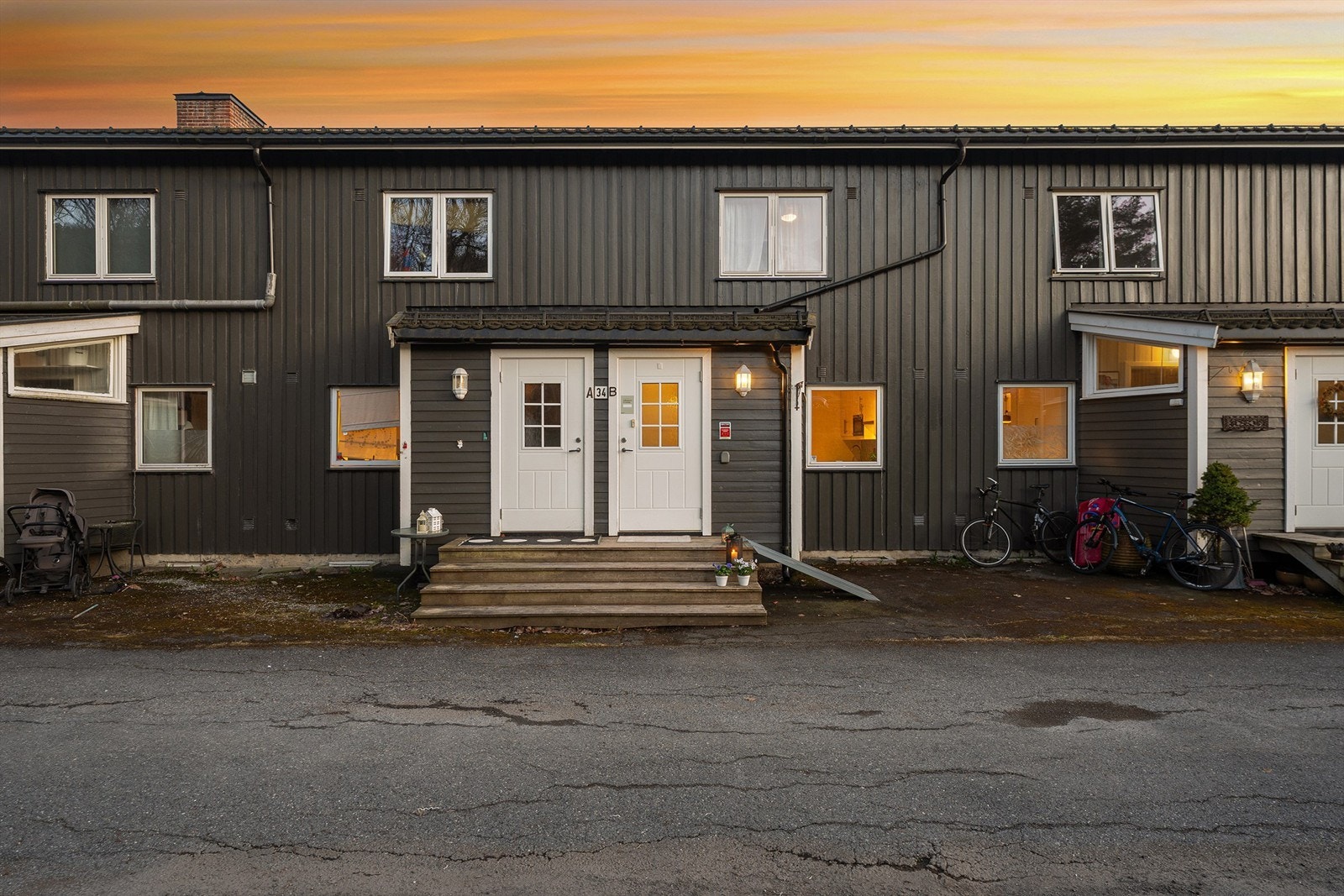 Egen inngang fra et rolig og etablert tun. Galleribilde