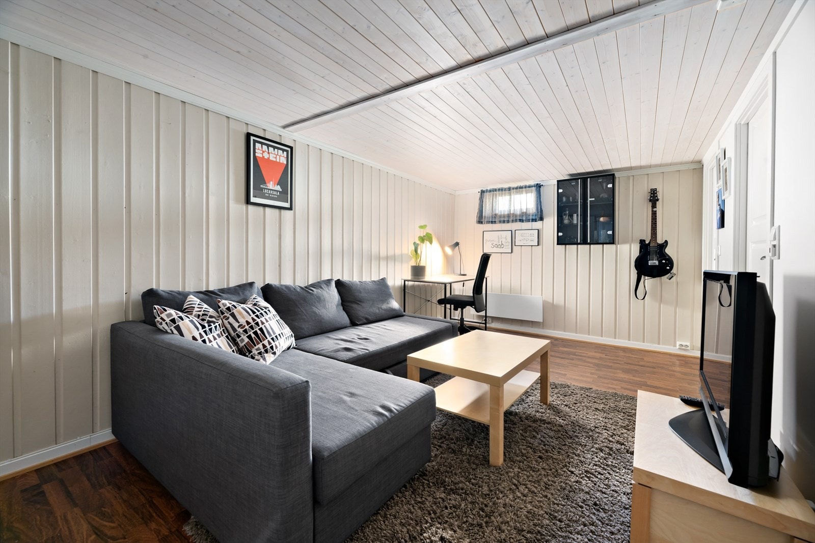 I den innholdsrike kjelleren finner du bl.a. denne hyggelige kjellerstua. Galleribilde