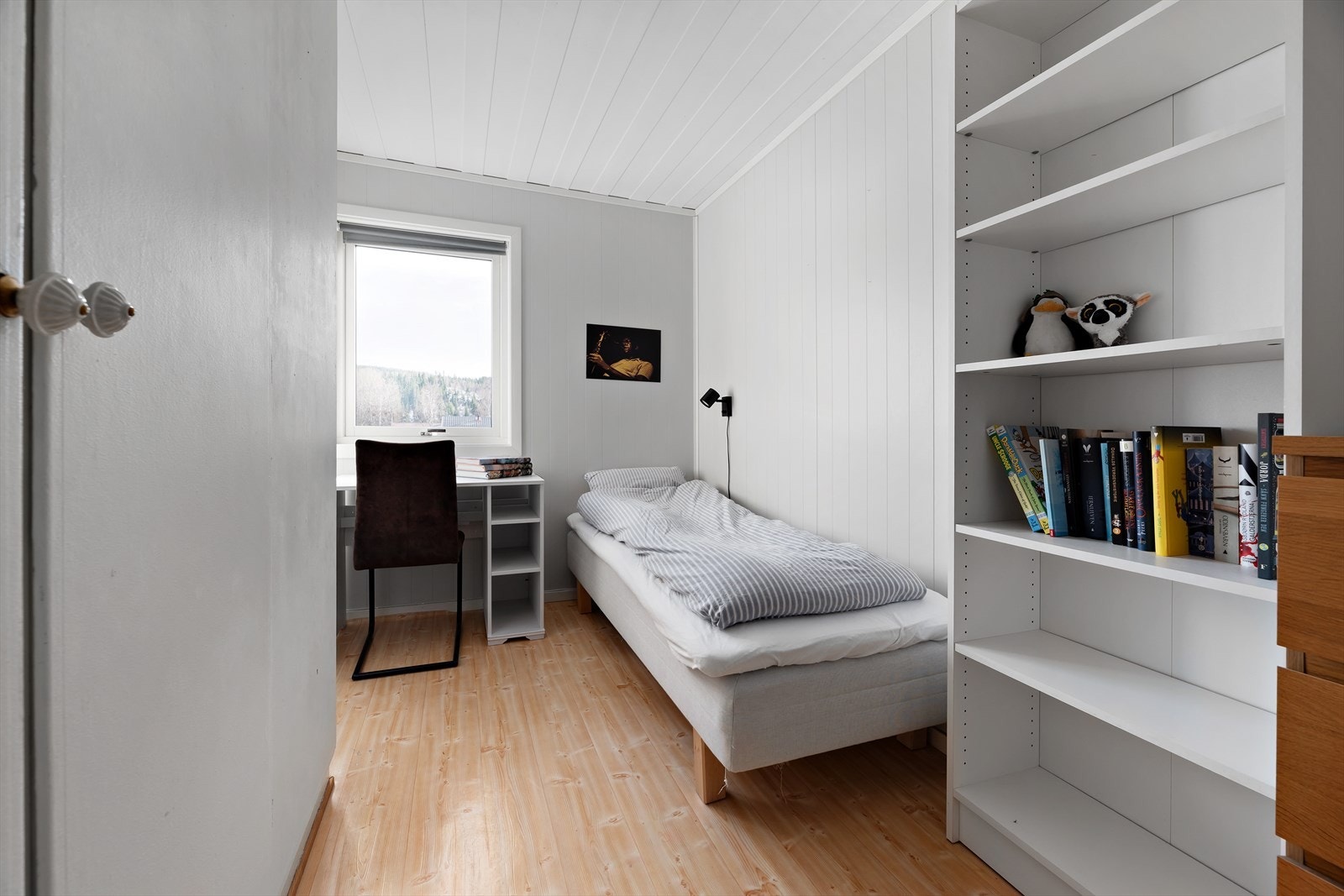 Soverom 3. I 2021 ble bjelkelag opp til kaldloft isolert, samt at det ble montert sponplater på kaldloftet. Ypperlig plass for oppbevaring. Galleribilde
