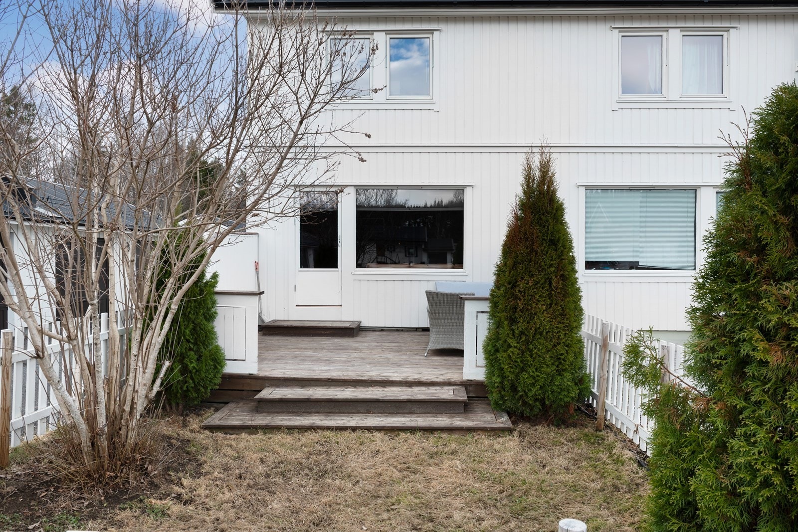 Hyggelig platt og liten hage. Nydelig sted å tilbringe fine dager. Platten er på ca. 20 m2. Galleribilde