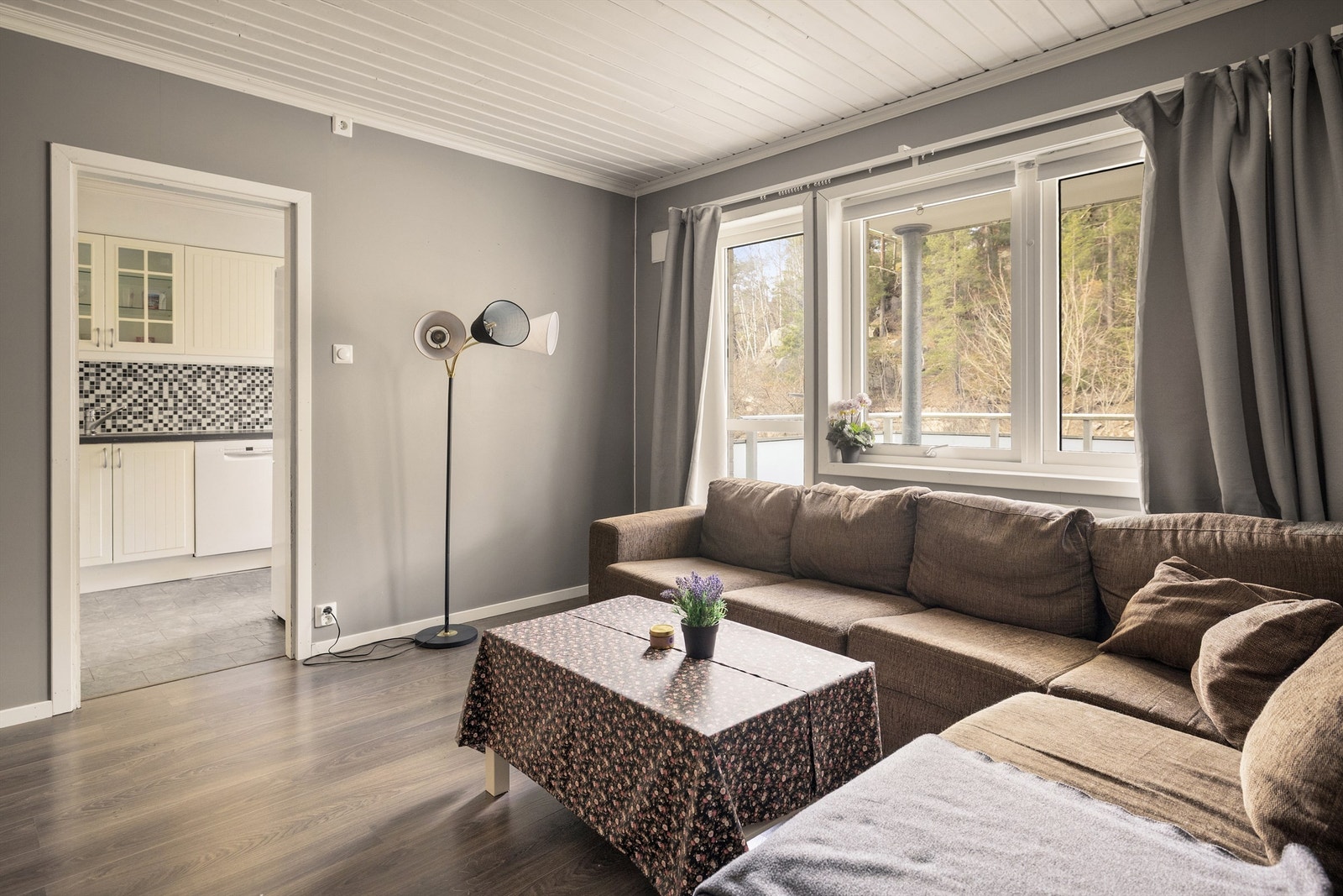Dette er en lys og arealeffektiv leilighet med solrik balkong og marka som nærmeste nabo. Galleribilde