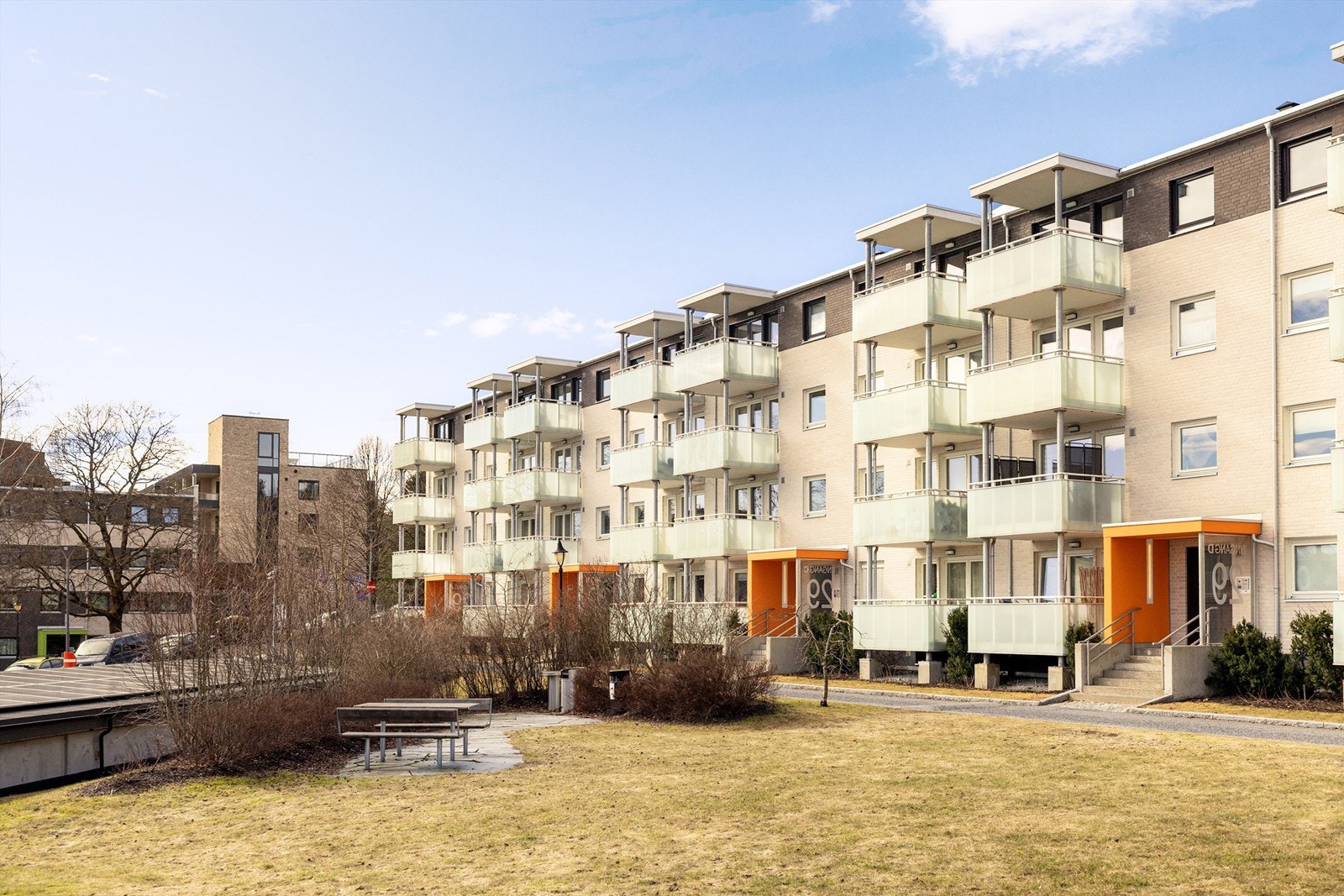 Området er familievennlig med gangavstand til skoler for alle trinn, som Ammerud skole og Apalløkka skole. Galleribilde