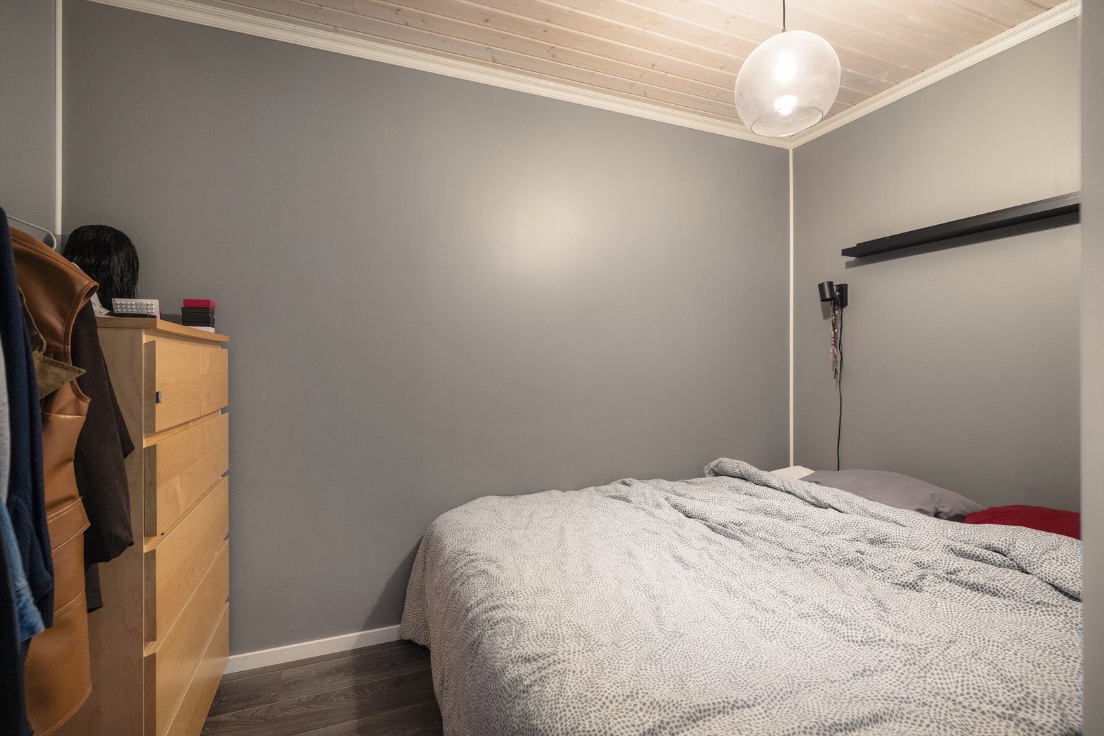 Overflatene i sovealkoven ble, i likhet med stuen, oppgradert i 2019. Galleribilde