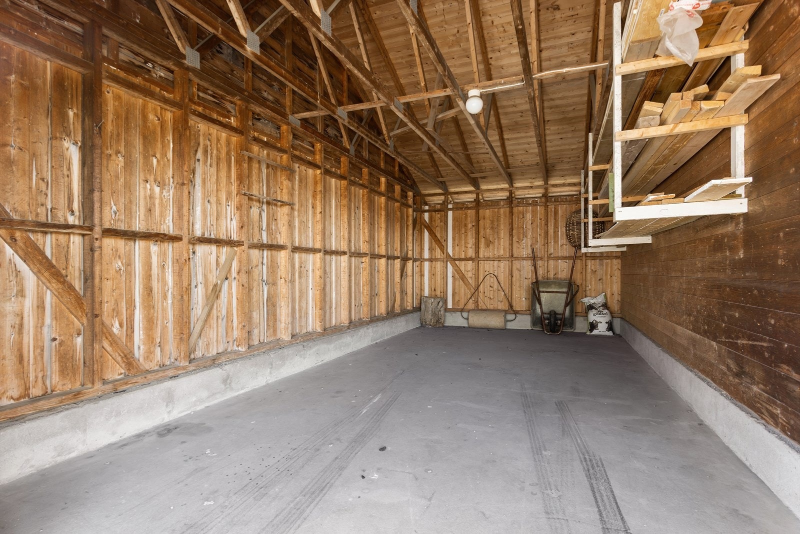 Carport-delen gir en ekstra, overbygget parkeringsplass eller lagringsplass for utstyr. Galleribilde