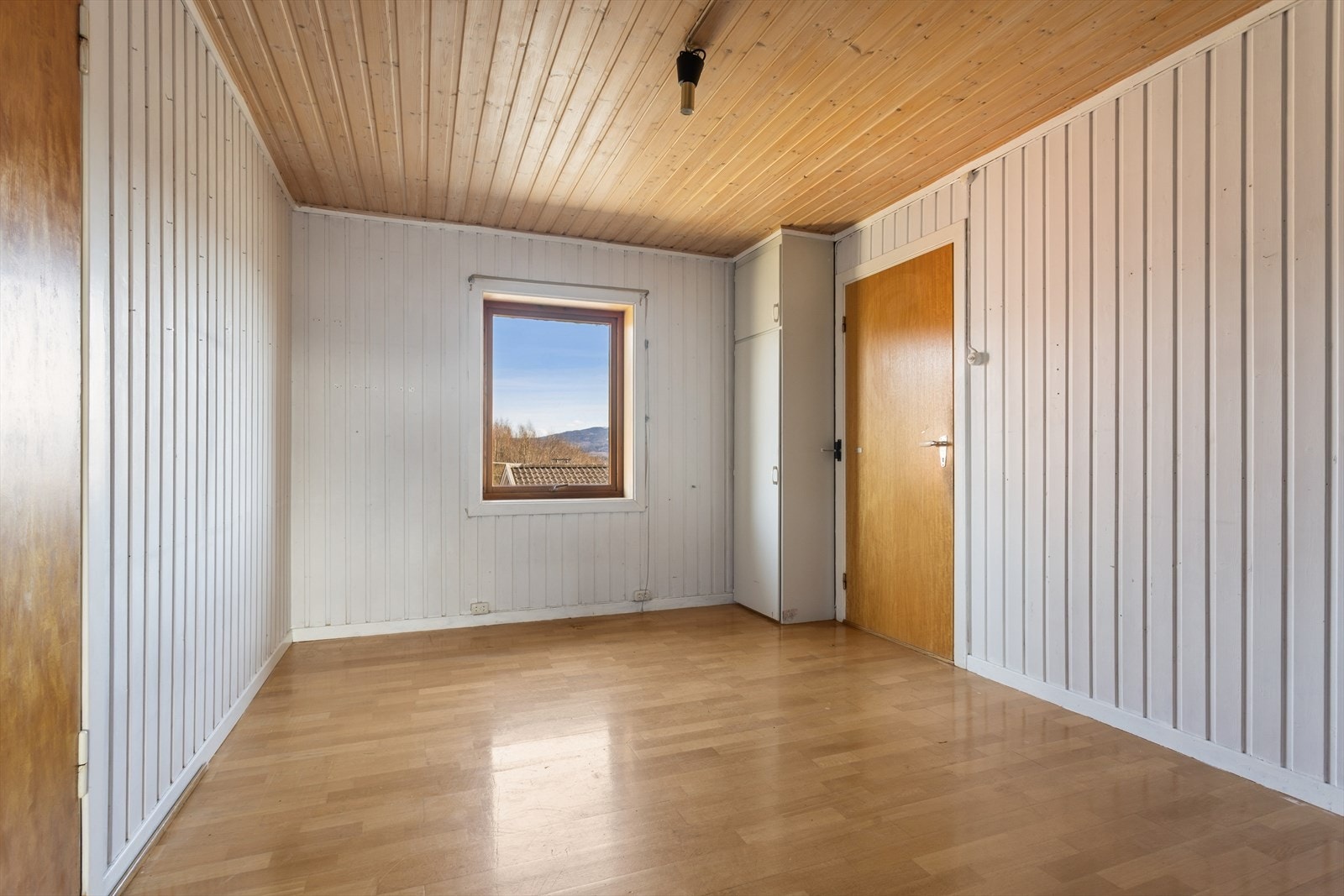 Rommet har panel på veggene og plass til garderobeløsninger. Galleribilde