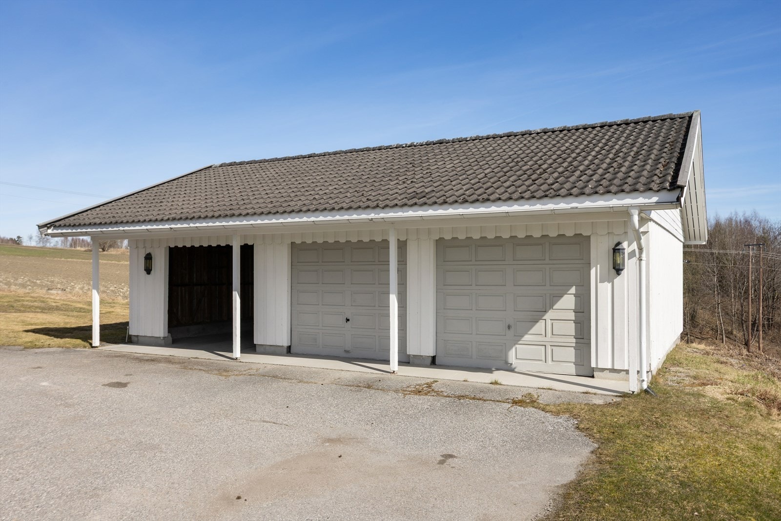 Dobbelgarasje fra ca. 1989 med saltak tekket med betongtakstein. Galleribilde