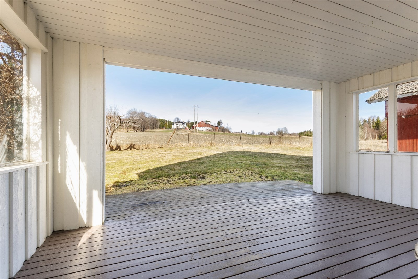 Den delvis overbygde terrassen på ca. 19 m² er et lunt uterom med utsikt over eiendommen. Galleribilde