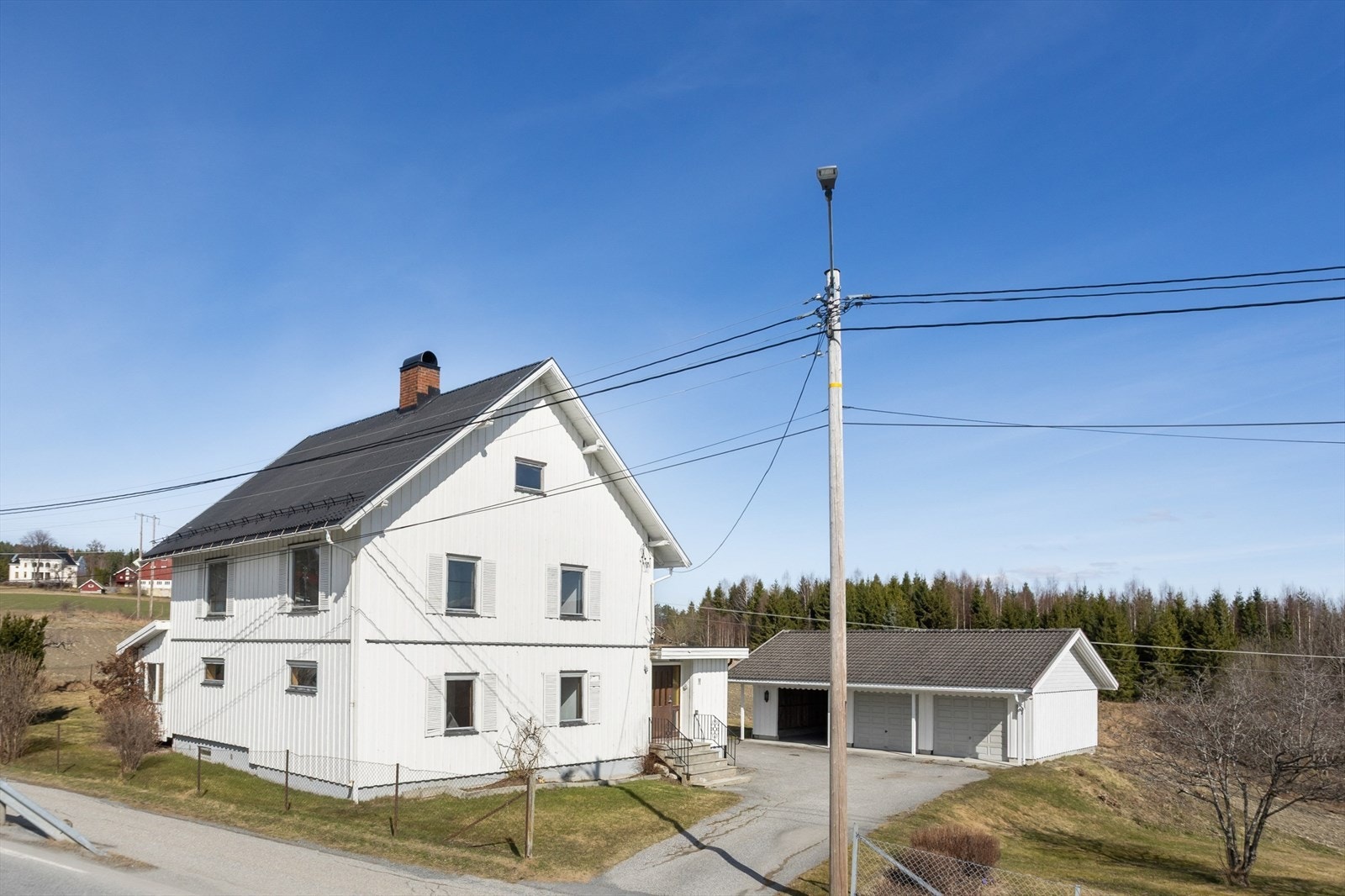 Eiendommen har en praktisk beliggenhet med asfaltert gårdsplass, garasje og kort vei til både servicetilbud og natur. Galleribilde
