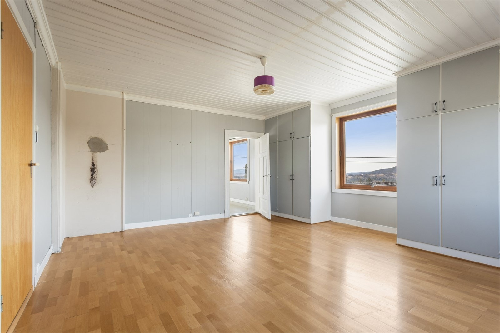 Hovedsoverommet har god plass til dobbeltseng og er utstyrt med garderobeskap. Galleribilde