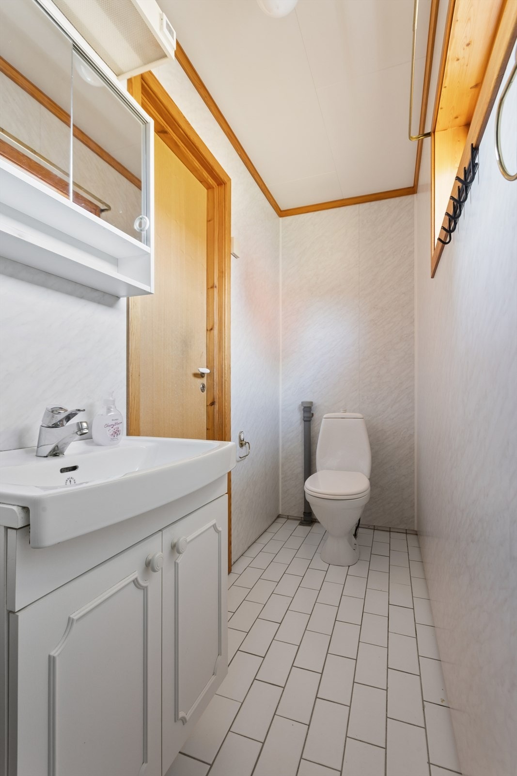Badet i første etasje ble etablert på 1980-tallet og har flislagt gulv med gulvvarme. Galleribilde