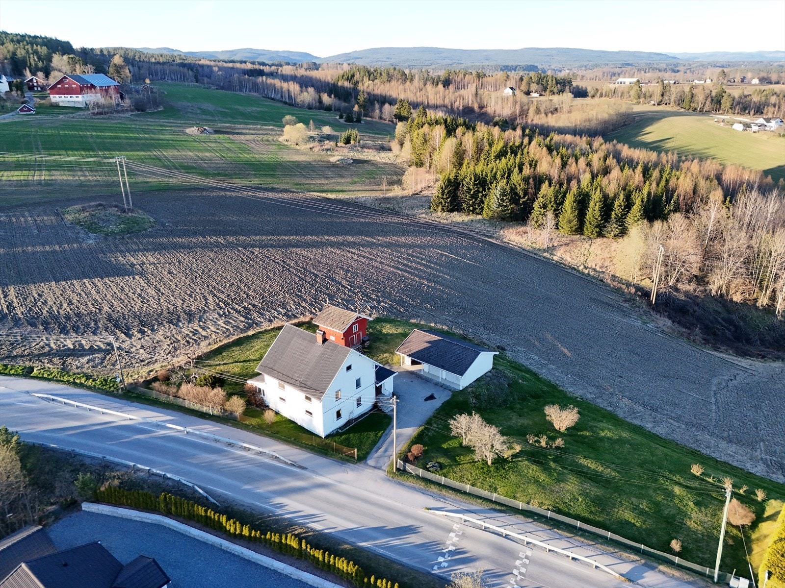 Velkommen til dette småbruket sentralt i Heradsbygda. Eiendommen på ca. 74 070m2, hvor ca. 54 000m2 er skog, gir rikelig med plass og muligheter. Galleribilde
