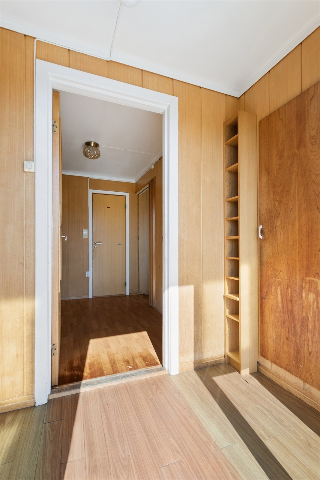 Gang med tilknytning til flere rom og innebygget oppbevaring. Galleribilde