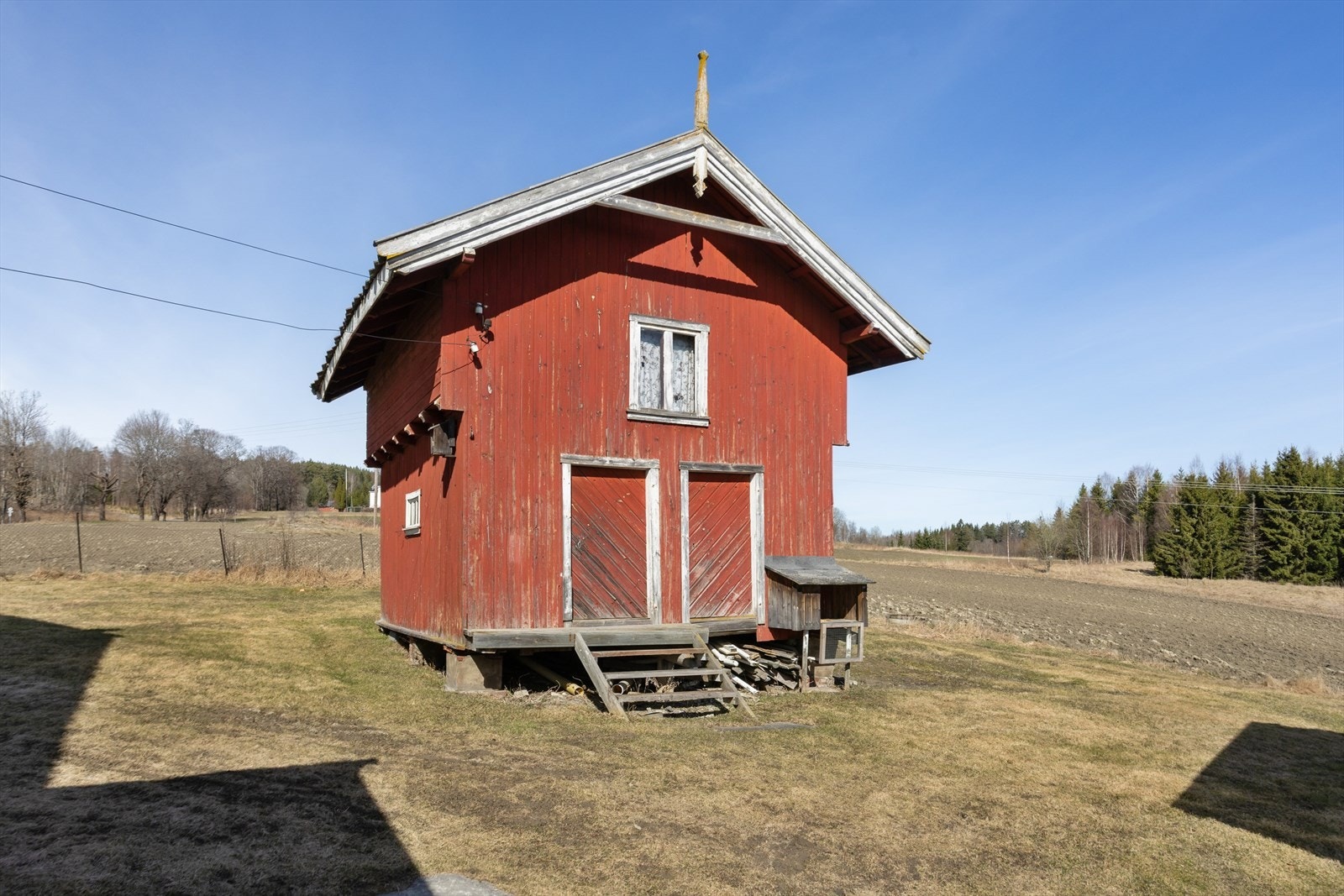 På tunet står et eldre stabbur som et historisk element. Bygningen er vurdert som kondemnabel og har et vesentlig oppgraderingsbehov. Galleribilde