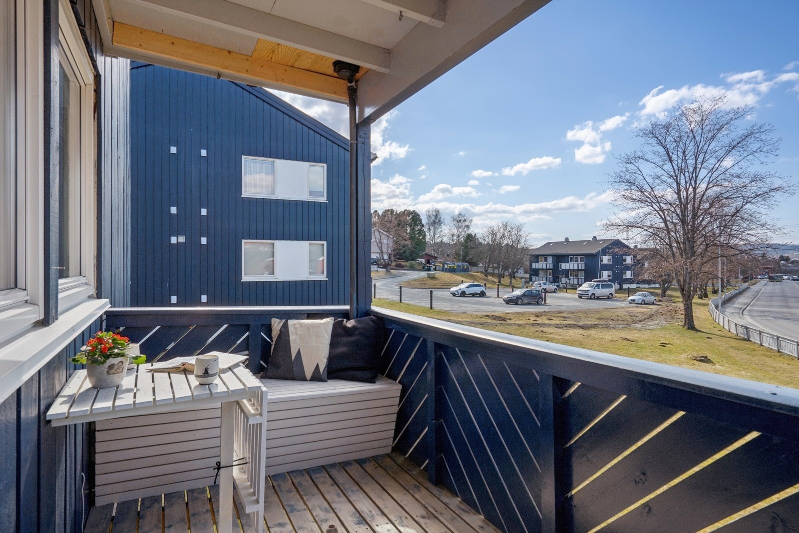 Verandaen på 6 m² har gode solforhold og plass til en sittegruppe. Galleribilde