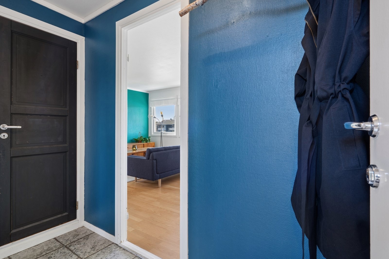 Fra entreen er det inngang til badet og videre inn til stuen. Galleribilde