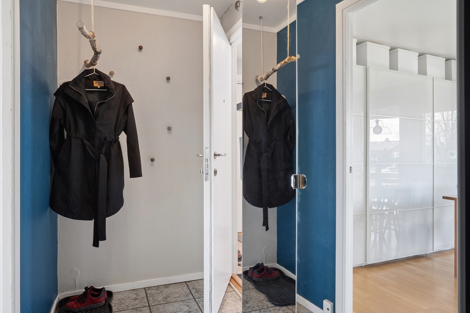 Garderobeskap i gangen følger med salget. Galleribilde