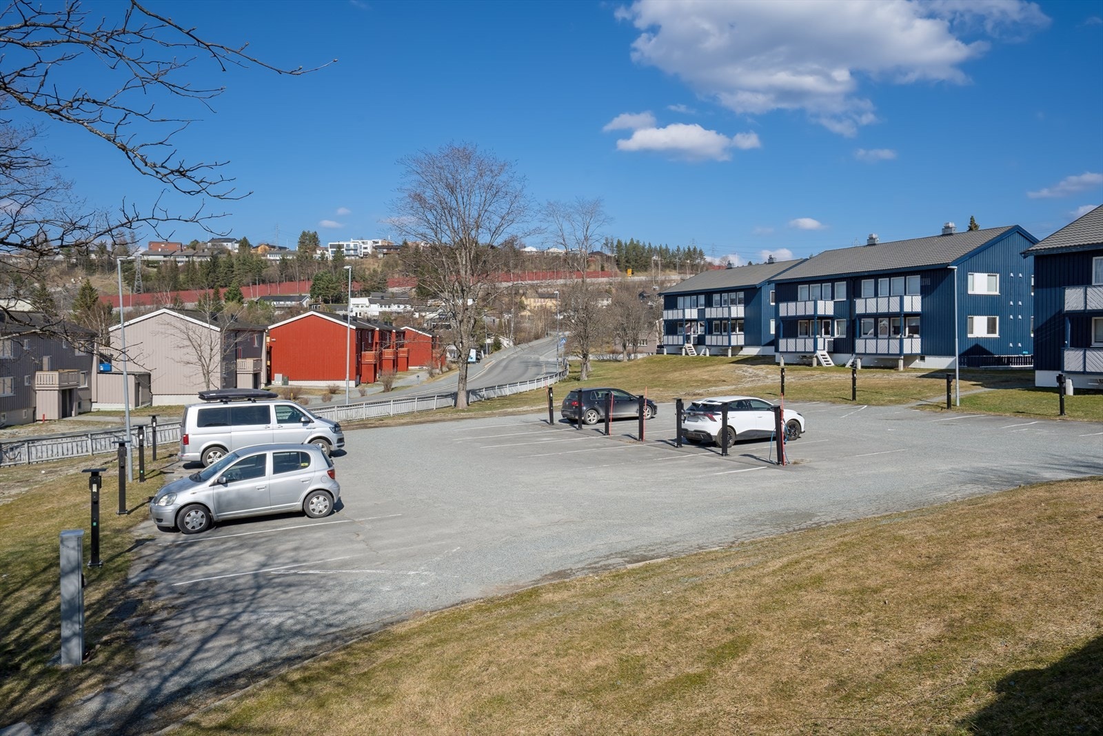 Borettslaget har egen parkeringsplass. Her kan man bestille egen ladestasjon for elbil og får da tildelt fast plass. Galleribilde