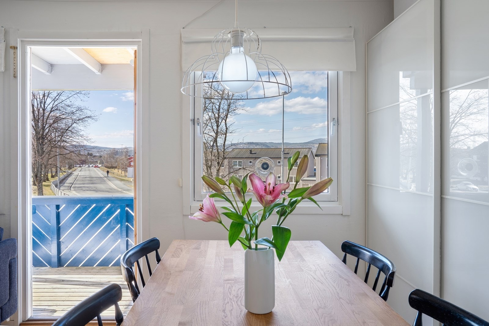 Fra stuen er det direkte utgang til verandaen, som fungerer som en fin forlengelse av rommet. Galleribilde