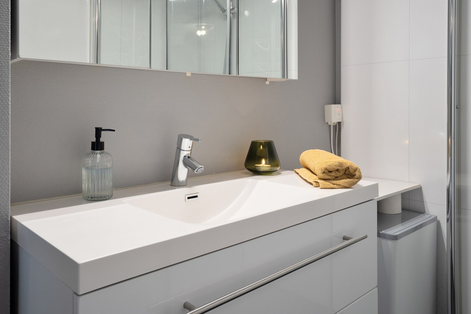 Badet ble oppgradert i 2017 og har en moderne servantinnredning med god oppbevaringsplass. Galleribilde