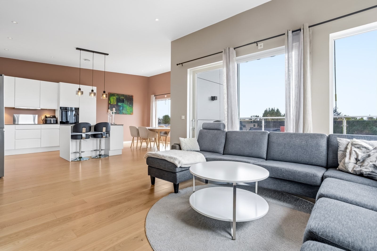 Stor og åpen stue-/kjøkkenløsning på hele 43 m². Galleribilde