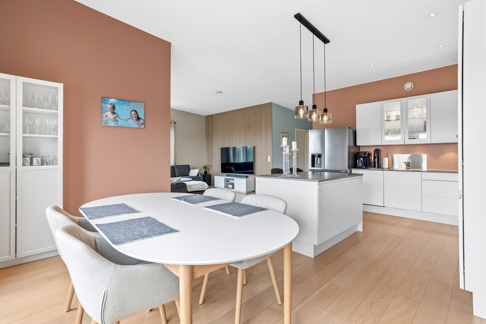 God plass til større spisebord - perfekt for hyggelige måltider med familie og venner. Galleribilde