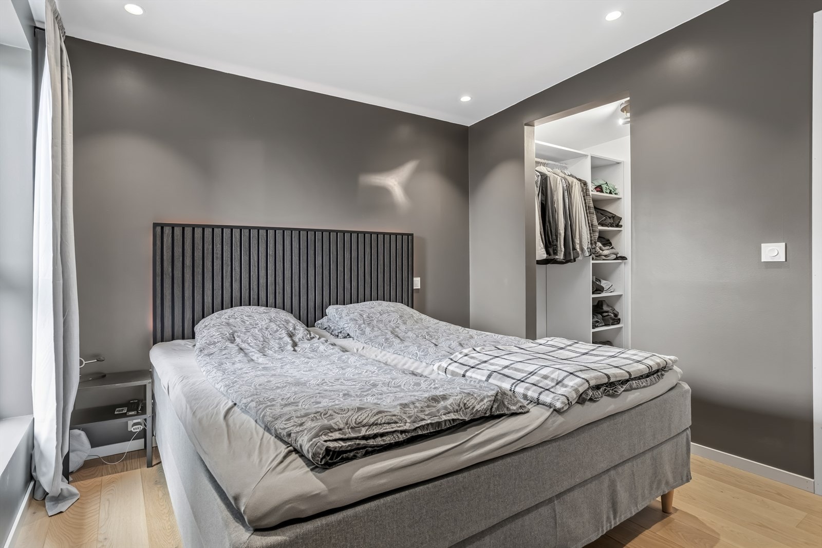 Hovedsoverom har inkludert walk-in garderobe. Galleribilde