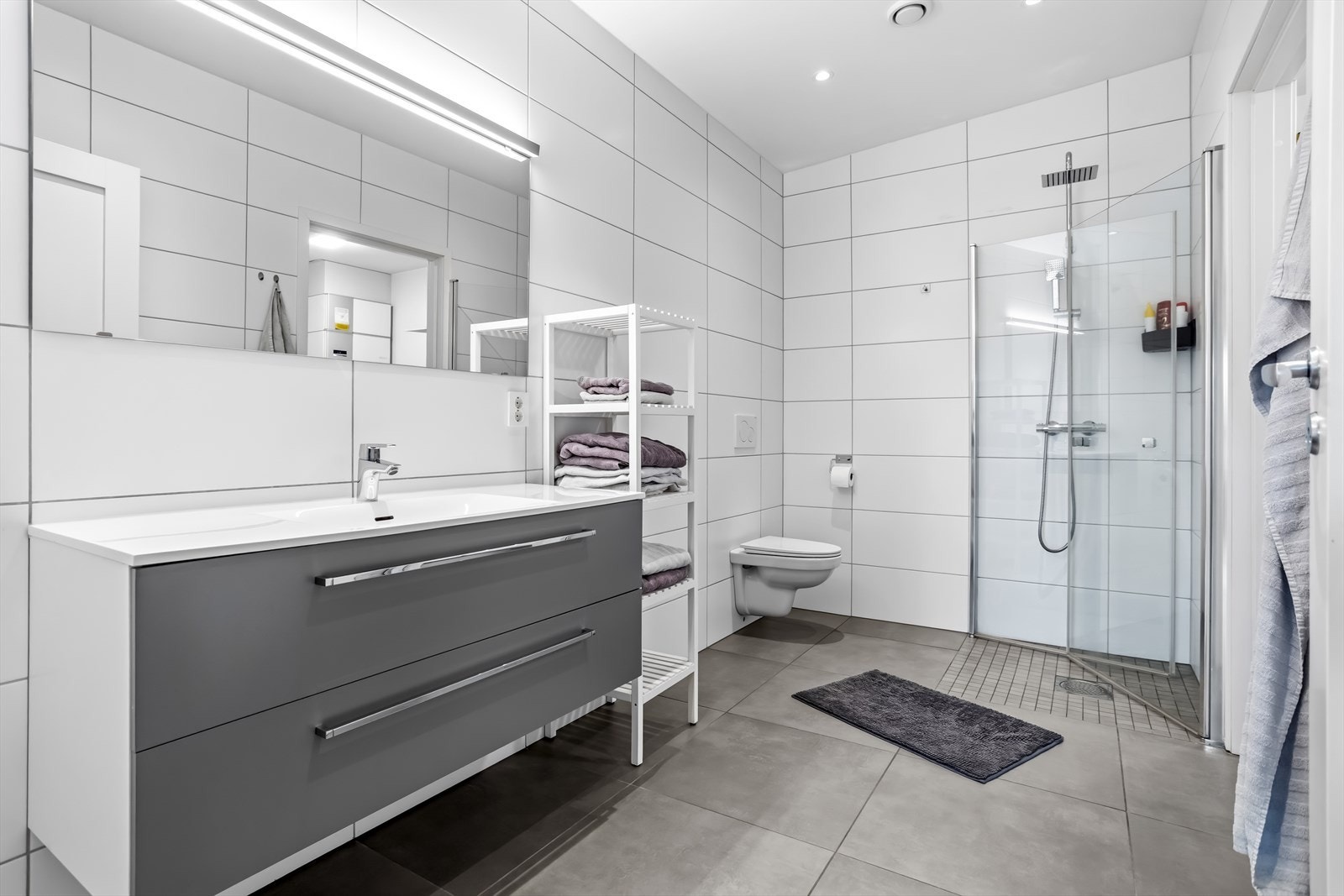 Hovedbad på ca. 6,8 m² med elektriske varmekabler i gulv. Galleribilde