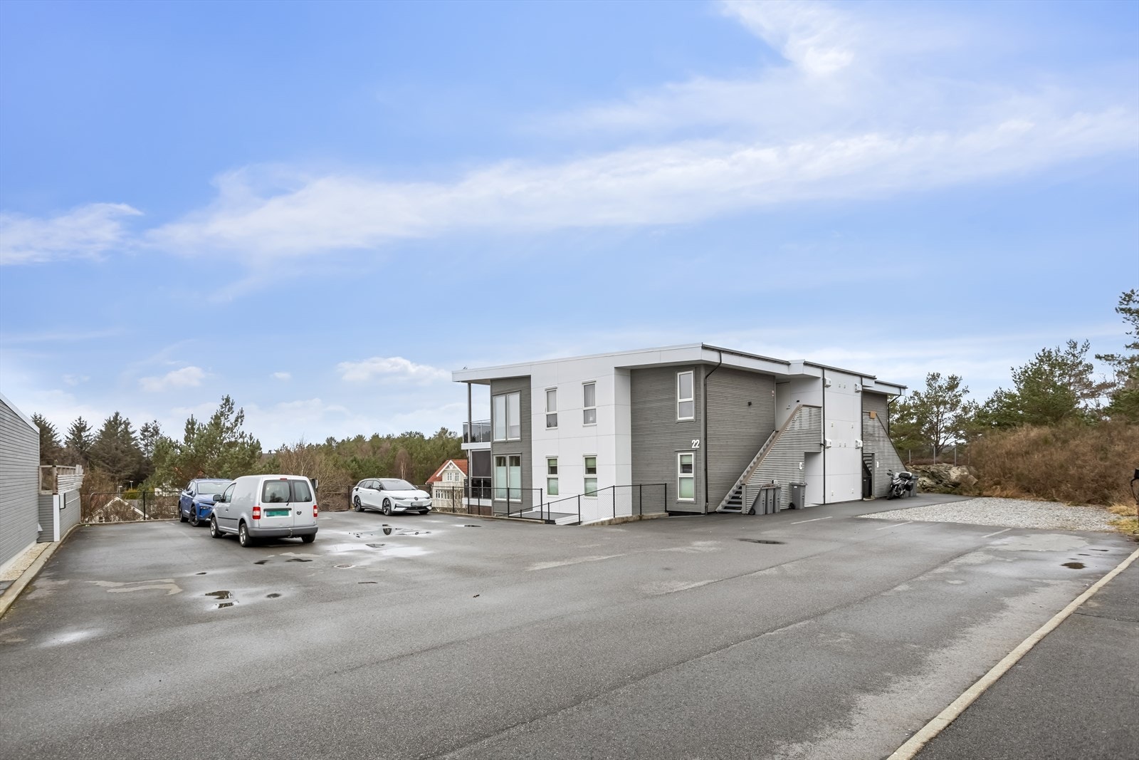 Leiligheten har to parkeringsplasser med egen lader. Galleribilde
