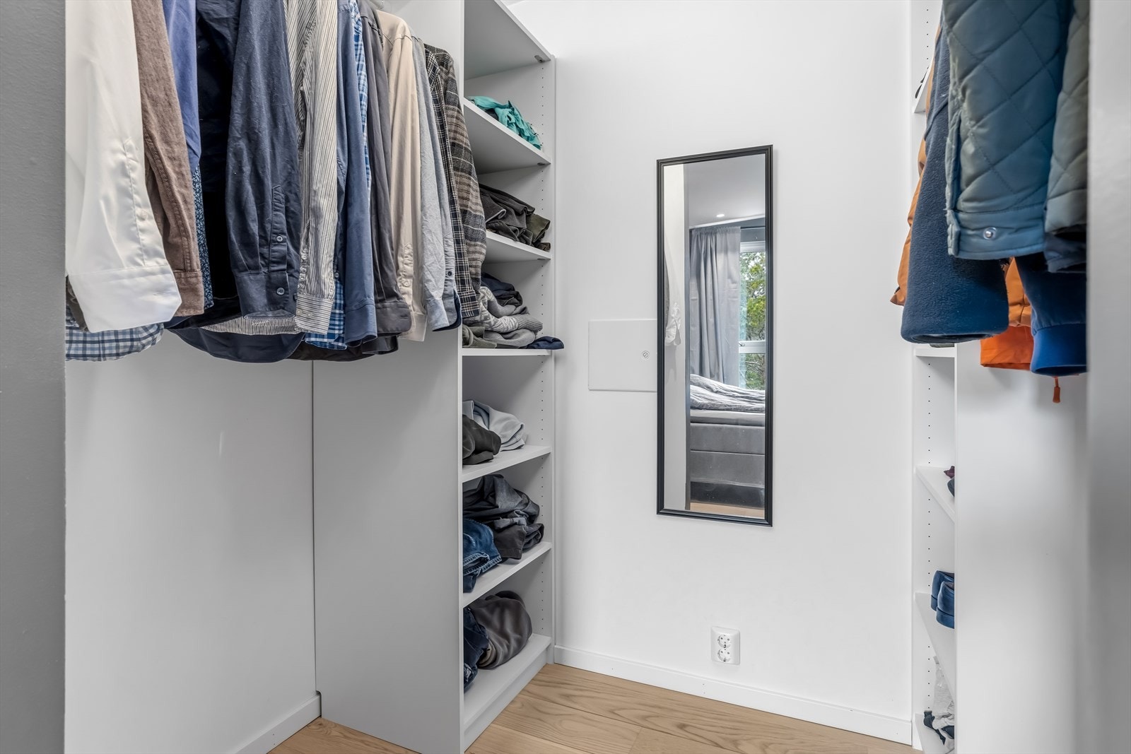Walk-in garderobe. Galleribilde