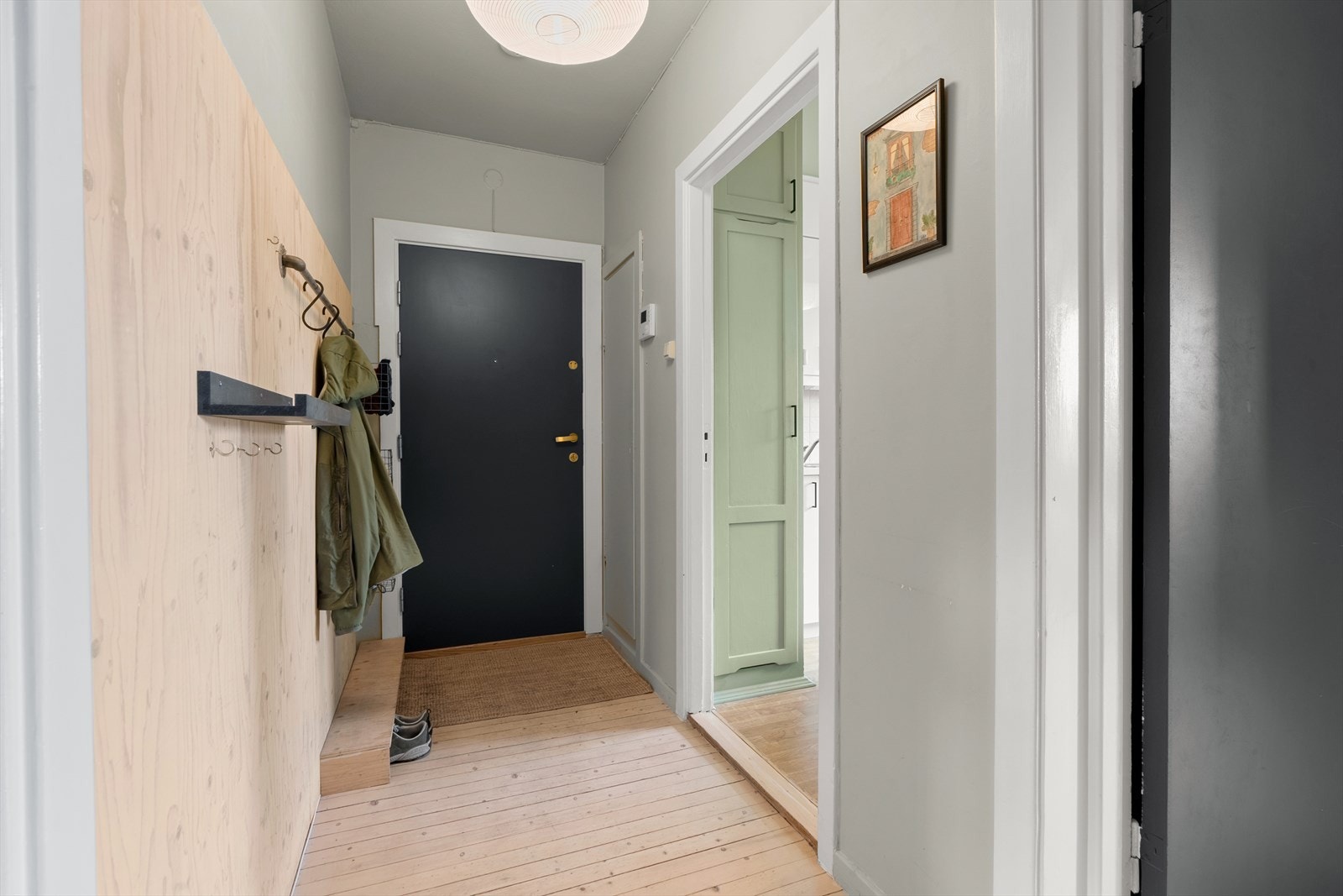 Leiligheten har en innbydende entré som skaper et umiddelbart godt førsteinntrykk. Galleribilde