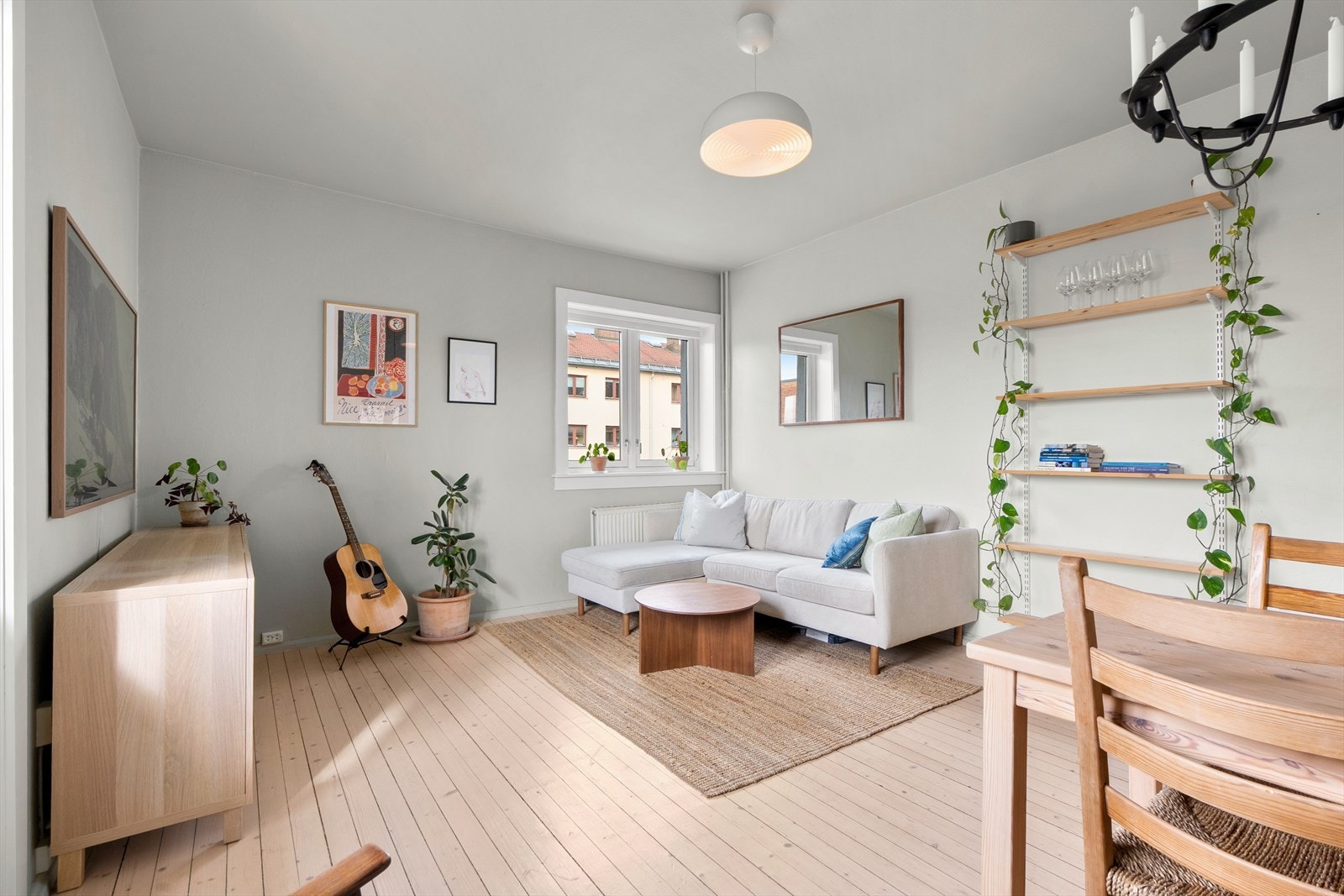 Gulvet har originalt tregulv, og overflatene er malt i delikate, moderne fargetoner. Galleribilde