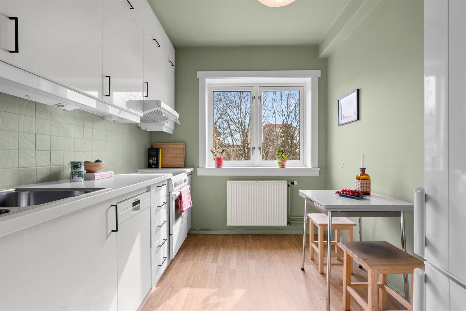 Kjøkkenet har glatte fronter og laminat benkeplate med nedfelt vask. Galleribilde