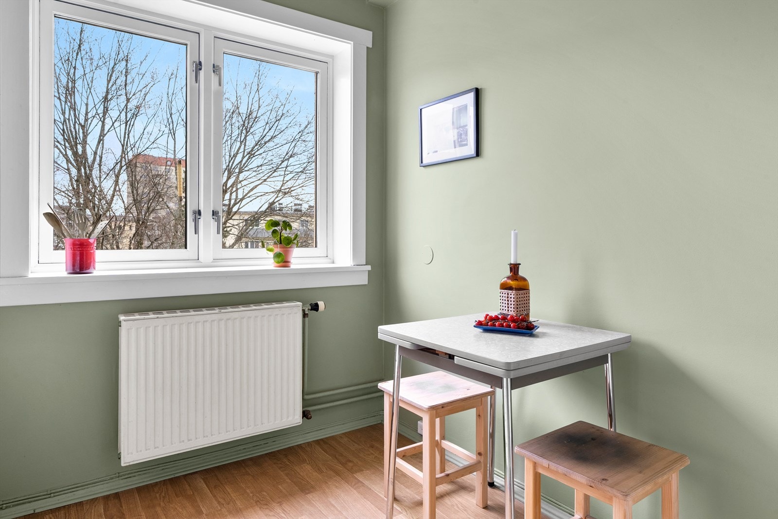 Kjøkkenet har også plass til et hyggelig spisebord, som gir rom for uformelle måltider i hverdagen. Galleribilde