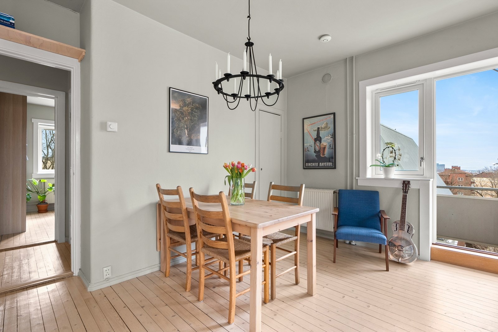 Stuen er lys og luftig med store vindusflater fra flere himmelretninger som slipper inn rikelig med naturlig lys, kombinert med en god takhøyde på 2,64 meter. Galleribilde