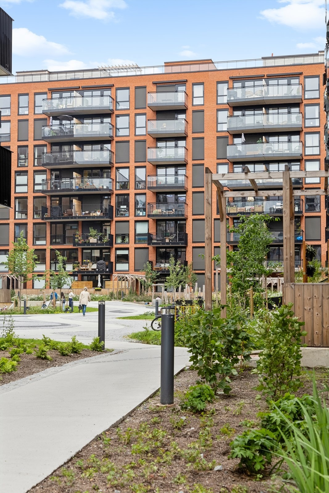 Områdene er pent opparbeidet med bl.a plen, prydbusker, lekeplass, felles drivhus og sittebenker. Galleribilde