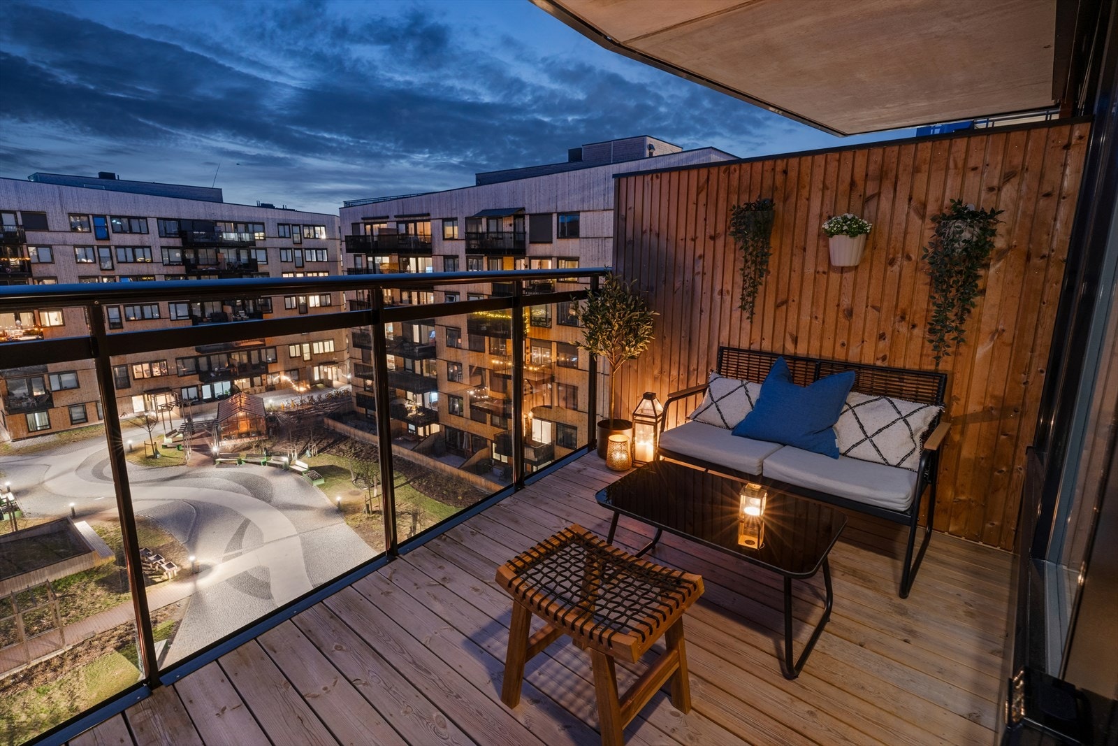 Balkongen har plass til både sittegruppe og beplantning Galleribilde