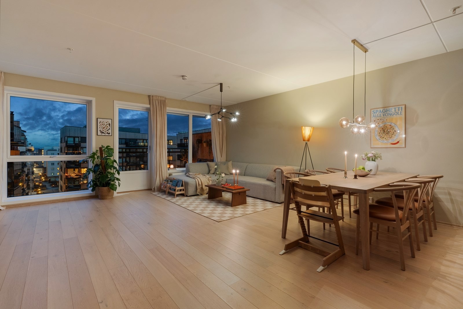 Stor og romslig stue med store vindusflater og gode møbleringsmuligheter. Galleribilde