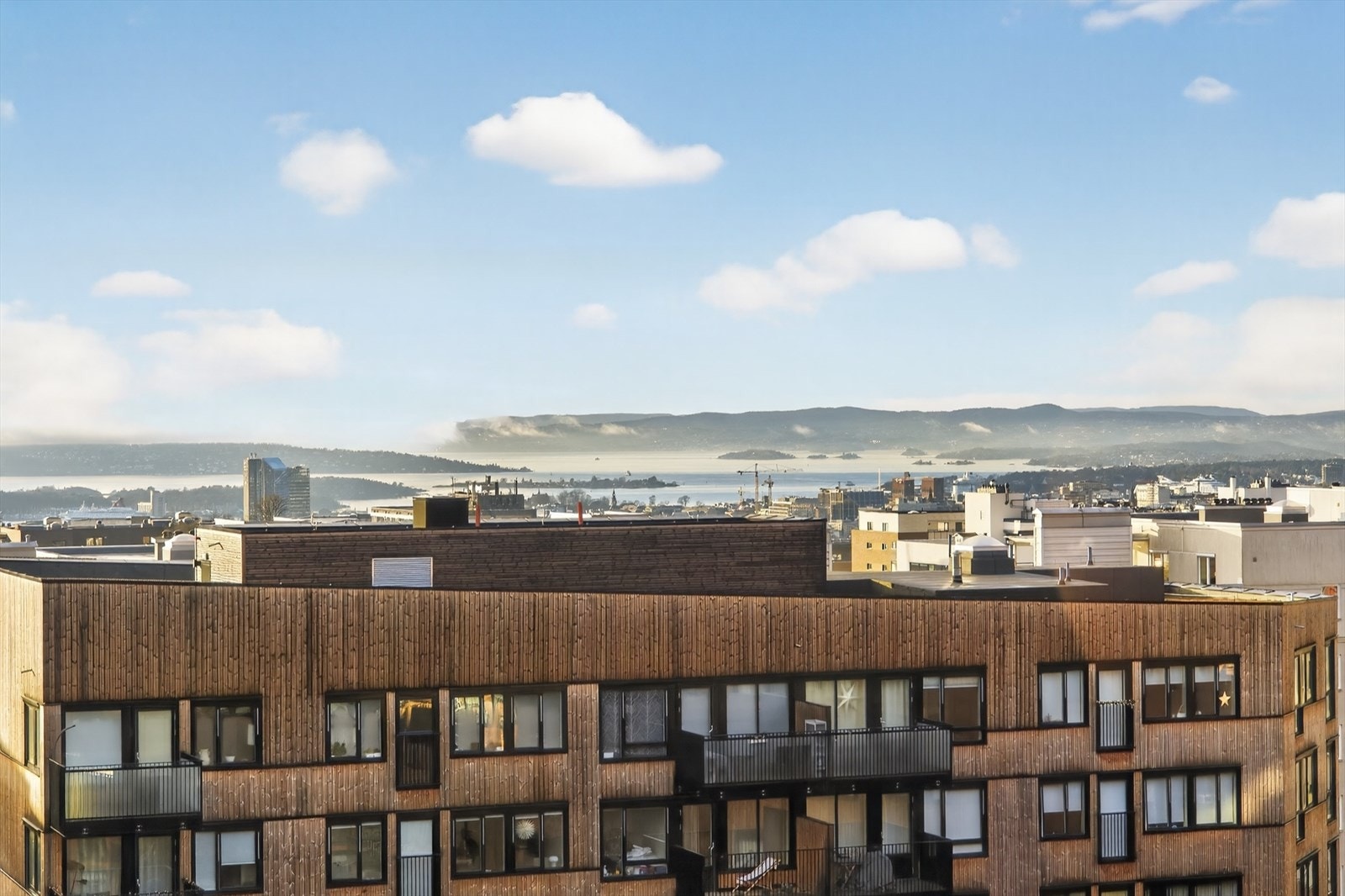 Innbydende felles takterrasse med flott utsikt mot Oslofjorden. Her kan beboerne nyte solen, utsikten og hyggelige stunder i høyden. Galleribilde