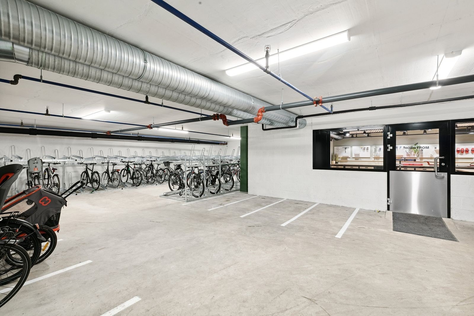 Borettslaget har egen sykkelparkering i felles sykkelrom. Galleribilde