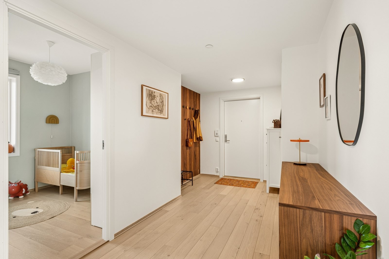 Romslig entré med god plass til yttertøy og sko. Galleribilde